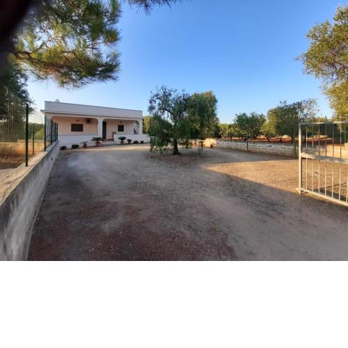 Villa tra gli ulivi con ampio patio e posto auto