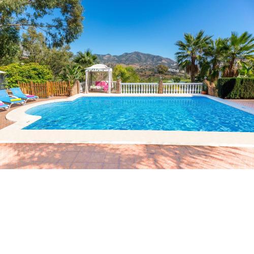 Villa Trebol by Villa Plus
