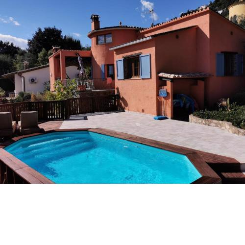 Villa única con piscina privada y vistas al mar.