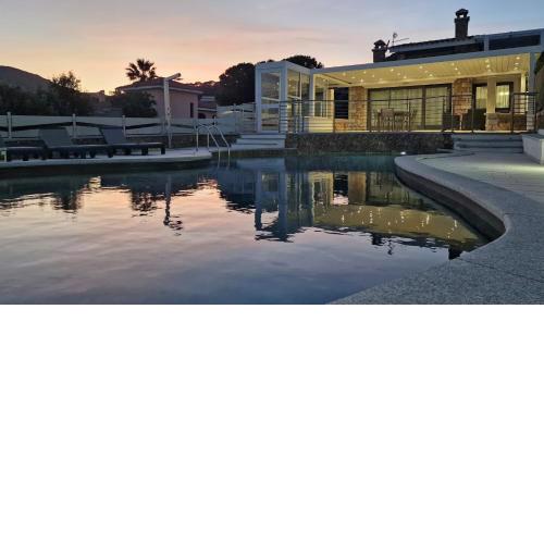 Villa Vilumani con piscina giardino e vista mare