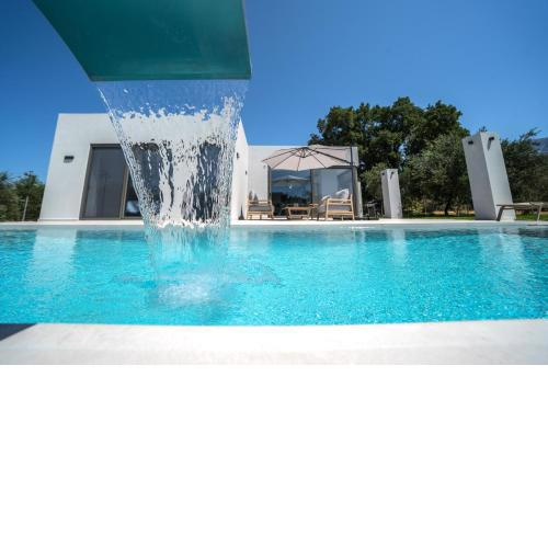 Villa Vivian Heated Private Swimming Pool & Jacuzzi