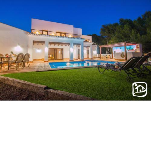 Villa Waterfront by Abahana Villas