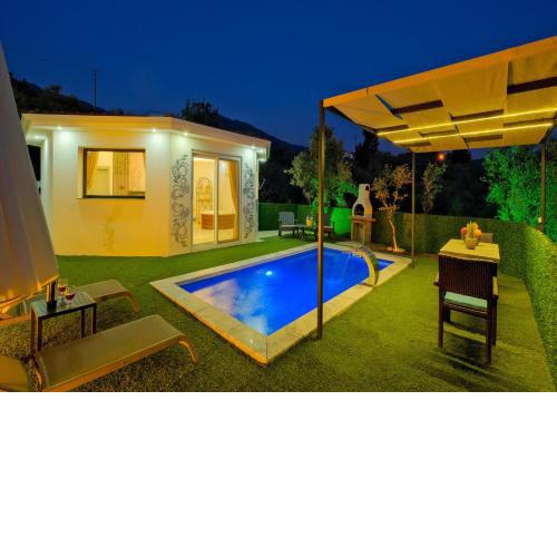 Villa with Garden and Jacuzzi for 2 People in Fethiye - Awz221