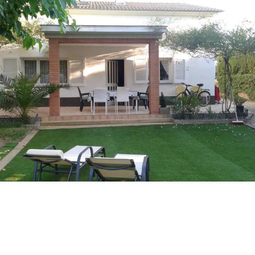 Villa with garden next to the beach
