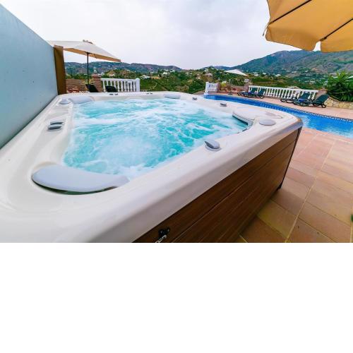 Villa With Infinity Pool Hot Tub