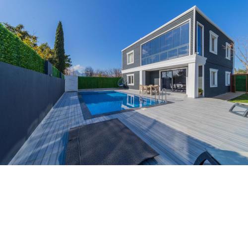 Villa with Pool and Backyard in Kepez