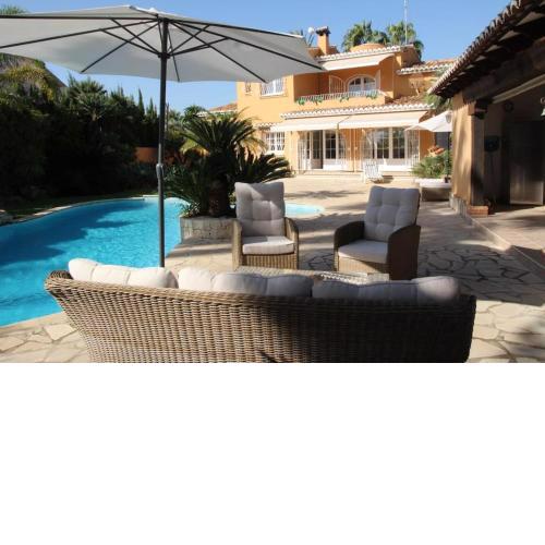 Villa with Pool and Summer Kitchen