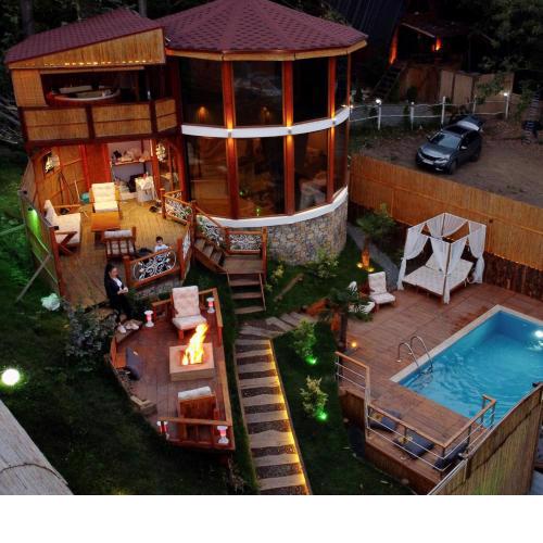 Villa with Pool Backyard and Jacuzzi in Sapanca