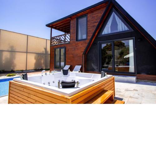 Villa with Pool Jacuzzi and Backyard in Inlice