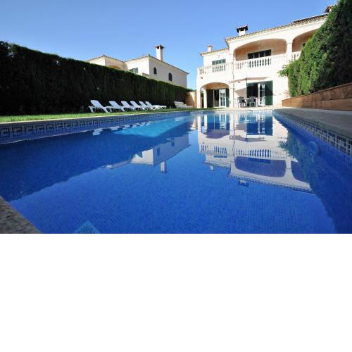 Villa with private pool and garden closed to beach