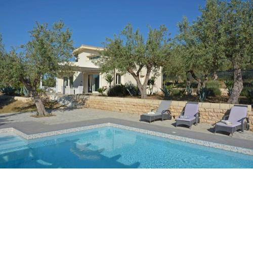 Villa with private pool and garden