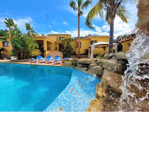 Villa with private pool and tennis court 150 metres from the sea-Villa el Olivo