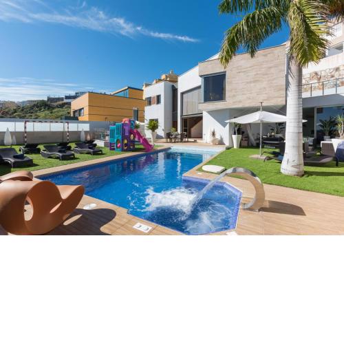 Villa with Sea Views, Pool, Spa, Gym, Cinema & ProAudio - HomeForGuest