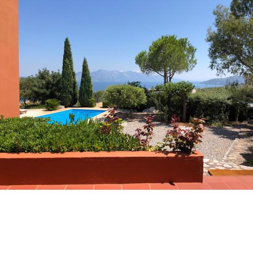 Villa with swimming pool and tennis/basketball court