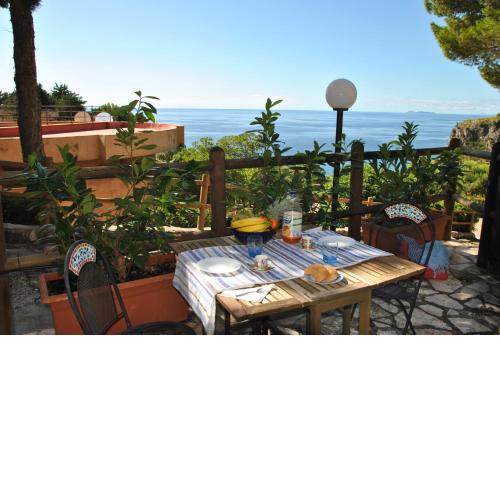 Villa with terrace overlooking the sea