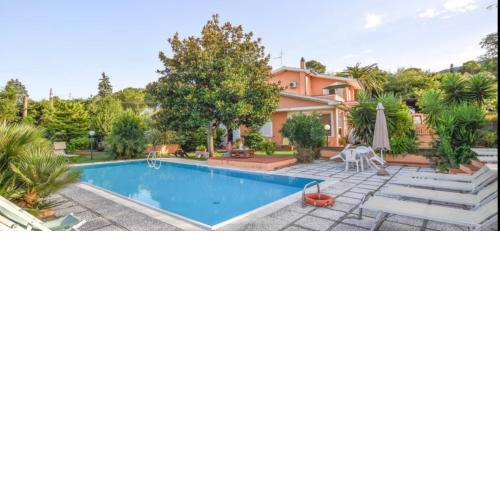 Villalara con piscina e vista mare