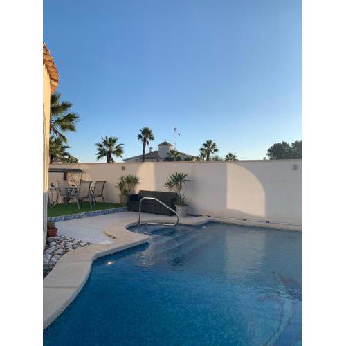 Villamartin Detached 3 Bed Villa, Private Pool Near Beach & Golf Courses