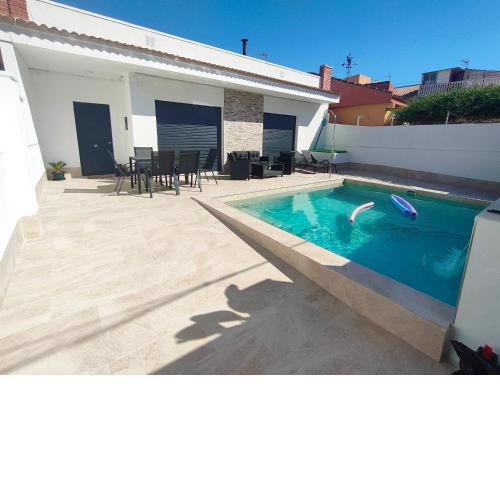 Villamolinos, villa con piscina privada.