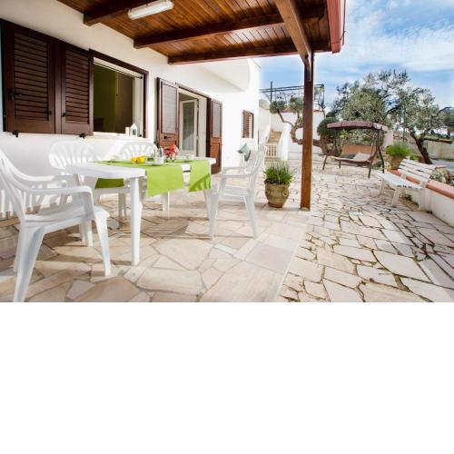 Villetta con giardino e veranda vista mare
