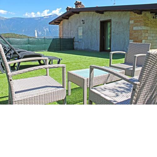 Villetta Ulivi CA7 sun terrace by Gardadomusmea