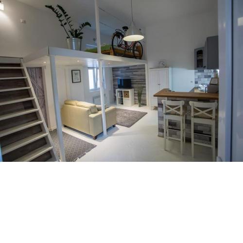 Vintage apartment near Boulevard with AC