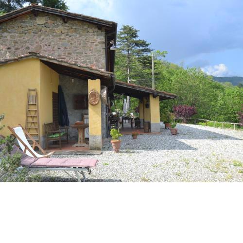 Vintage Cottage in Pescia with Jacuzzi