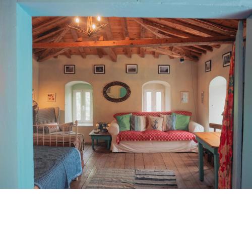 Vintage Stone-built Country Cottage in Richea