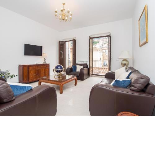 Vista Piazza luxurious 2 bedroom apartment in Pizzo, Piazza della Repubblica, sea views