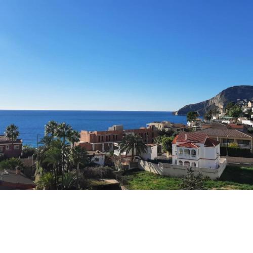 Vistas al mar. Junto a la playa. Garaje y piscina.