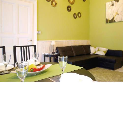 Vivid Rozsa Apartment