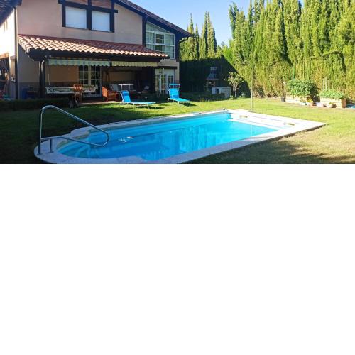 Vivienda El Olivo con piscina privada y jardín.