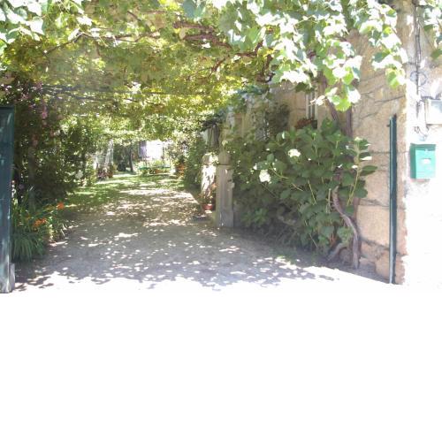 Vivienda rústica con jardín y patio interior