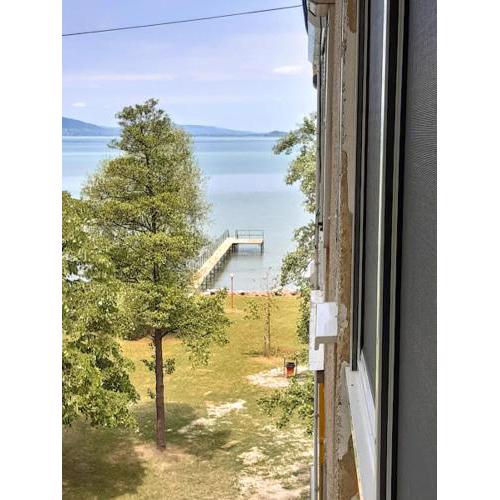 Vízparti gyermekbarát teljesen felújított Apartman, őrzött, saját strand, parkoló, étterem