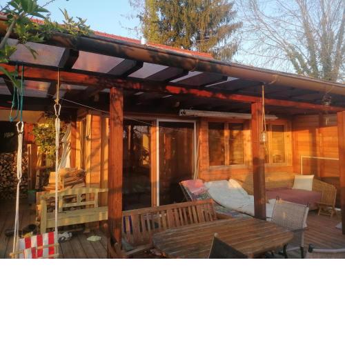 Vollholz-Zimmer mit Garten und Terasse in Familienhaus