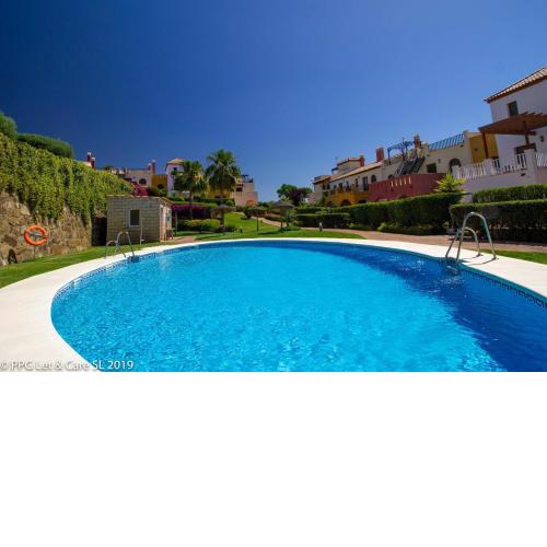 (WAR002) Town House with Garden and Pool Access