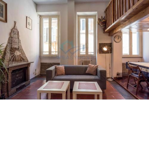 Warm nest in the old building of Piazza Navona