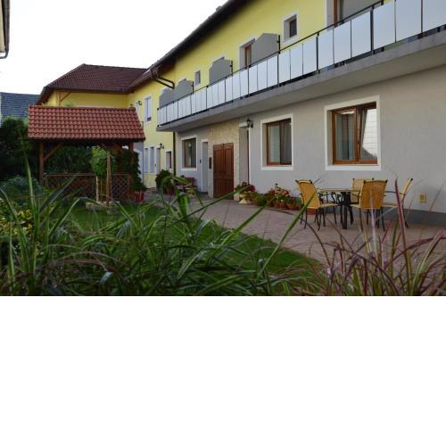 Weingut & Gästehaus Dombi Weiss