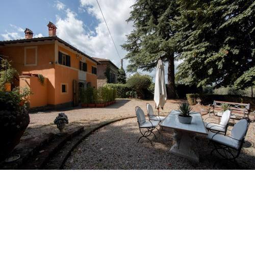 White Elegant and Charming Country House near Rome