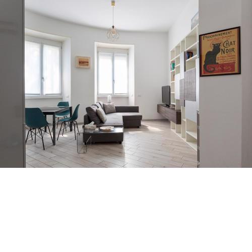 Wide and Bright Apartment next to metro station - Pacini