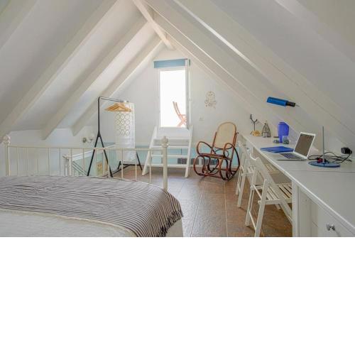 Winter Sale!*Charming warm loft close to the beach
