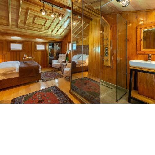 Wonder Wood Hotel