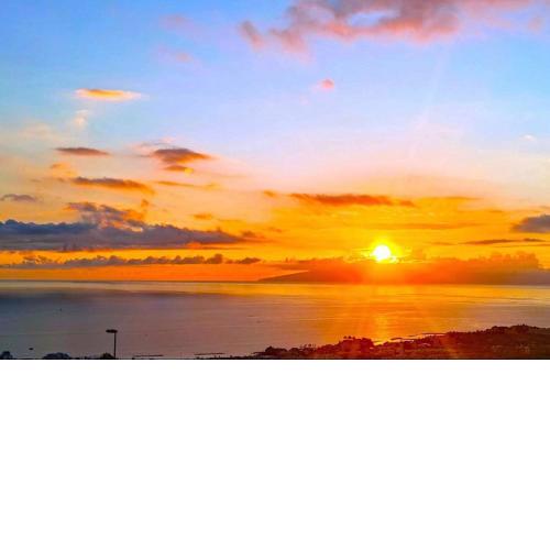 WONDERFUL SUNSET, Huge Terrace, Fast WiFi, Parking