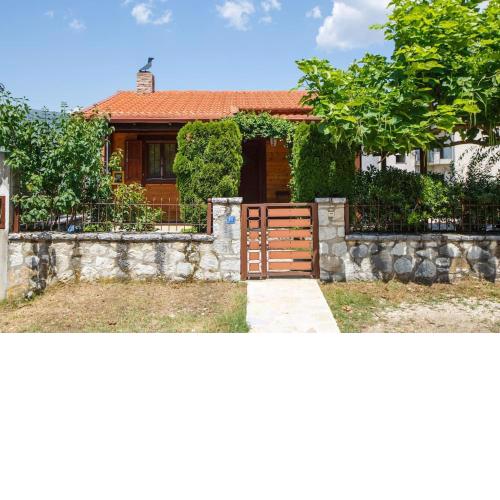 WOODEN HOUSE IN IOANNINA