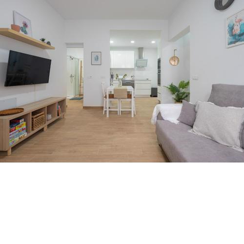 Workfriendly 2BR Home 5 min walk to Beach - Wifi