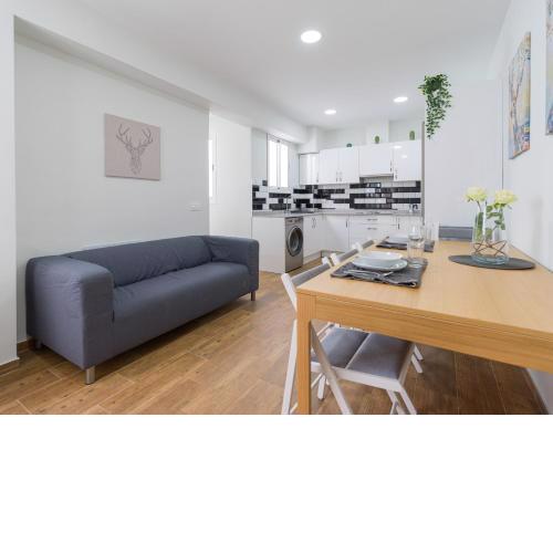 Workfriendly Urban Home Next to Las Canteras Beach