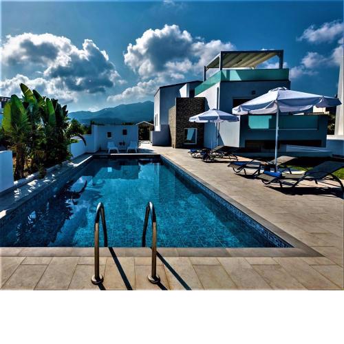 XENOS VILLA 4 With a private pool near the sea