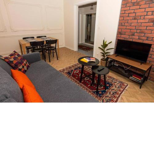 Yakamoz 2 BR Stylish House with garden in Kadikoy