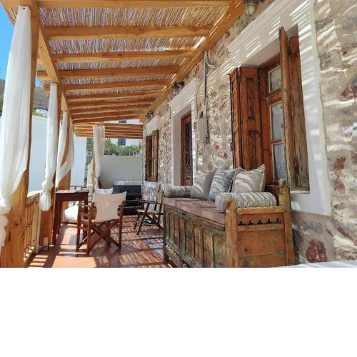 Yalos House