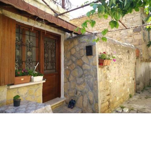 Yenifoça merkezde taş triplex.