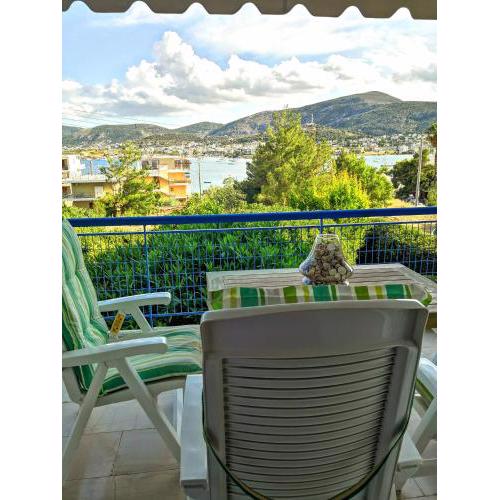 Zenios Themistoklis-Roomy apartment with bay view